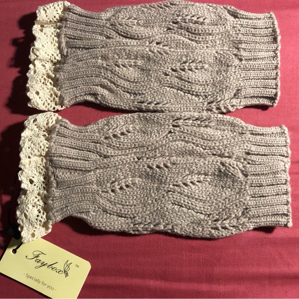 NWT Grayish tan short cable knit sweater arm gloves / cuffs with cream lace trim